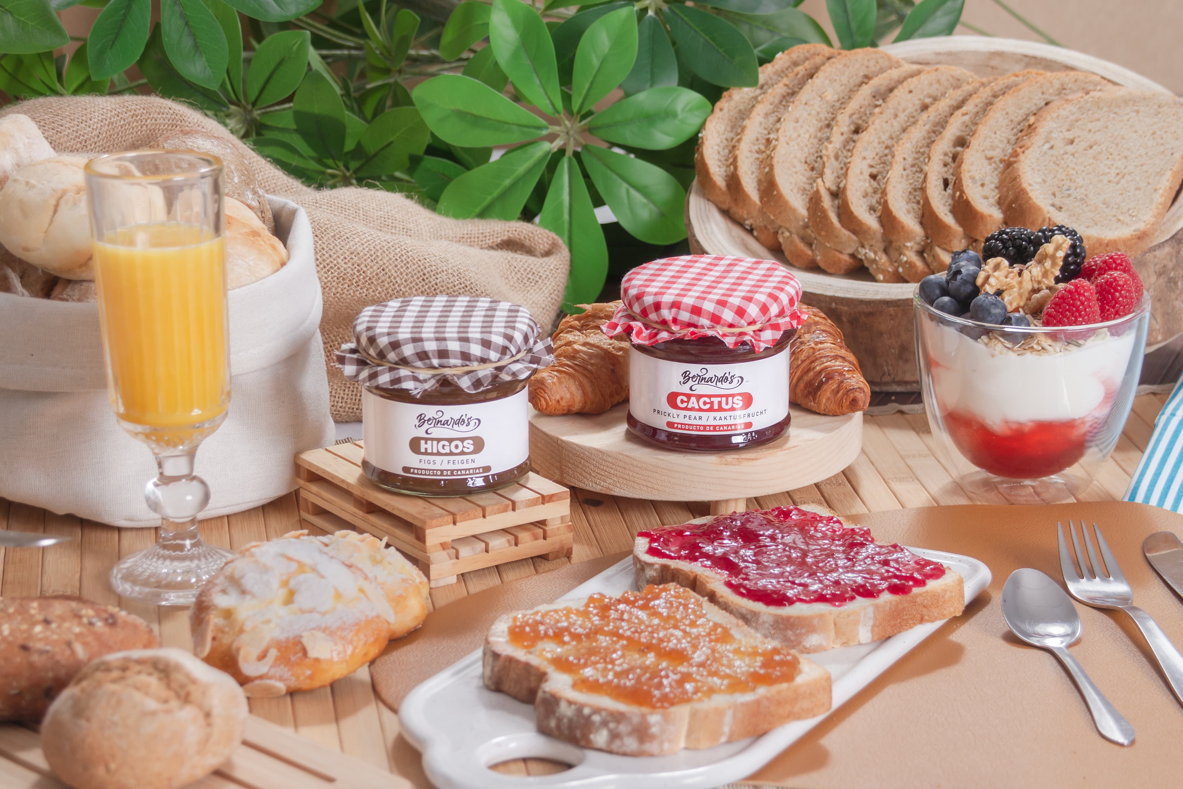 Cactus jam with bread